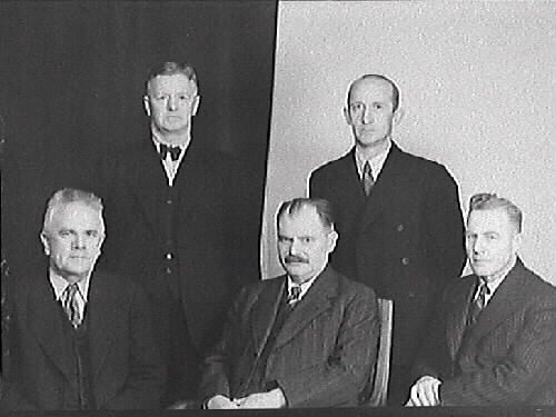Eventuellt Kooperativas styrelse. På bilden ses: Berg, Hansson, Sten Lindberg, Sven Larsson, Verner