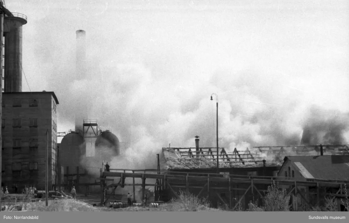 Släckningsarbete vid en brand i Söråkers massafabrik och verkstadsskola.