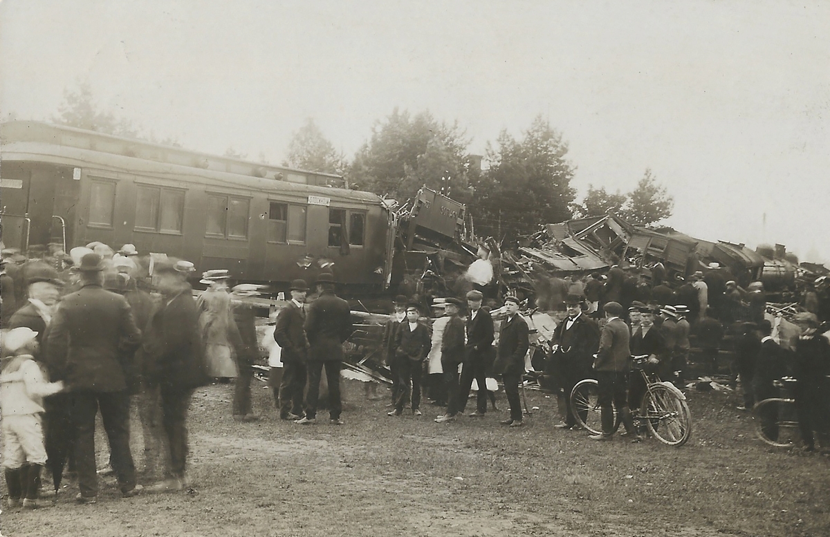 Vykort Bild från tågolyckan i Malmslätt 16 juni 1912 utanför Linköping.
 Malmslätt, Malmslättsolyckan, tågolycka, ånglok, olycka, 
Poststämplat 22 juni 1912