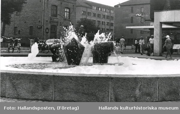 Bildtext i Hallandsposten: "Skumbad eller ofog i fontänen vid Domus 6/8 1973."
Torellbrunnen/-monumentet