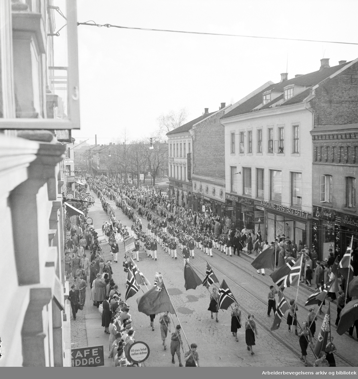 Oslo Framkrets. Framfylkingen arrangerer barnas 1. mai på Dælenenga 1952. Barnetoget i Thorvald Meyers gate. Flaggborg. Musikkorps.
