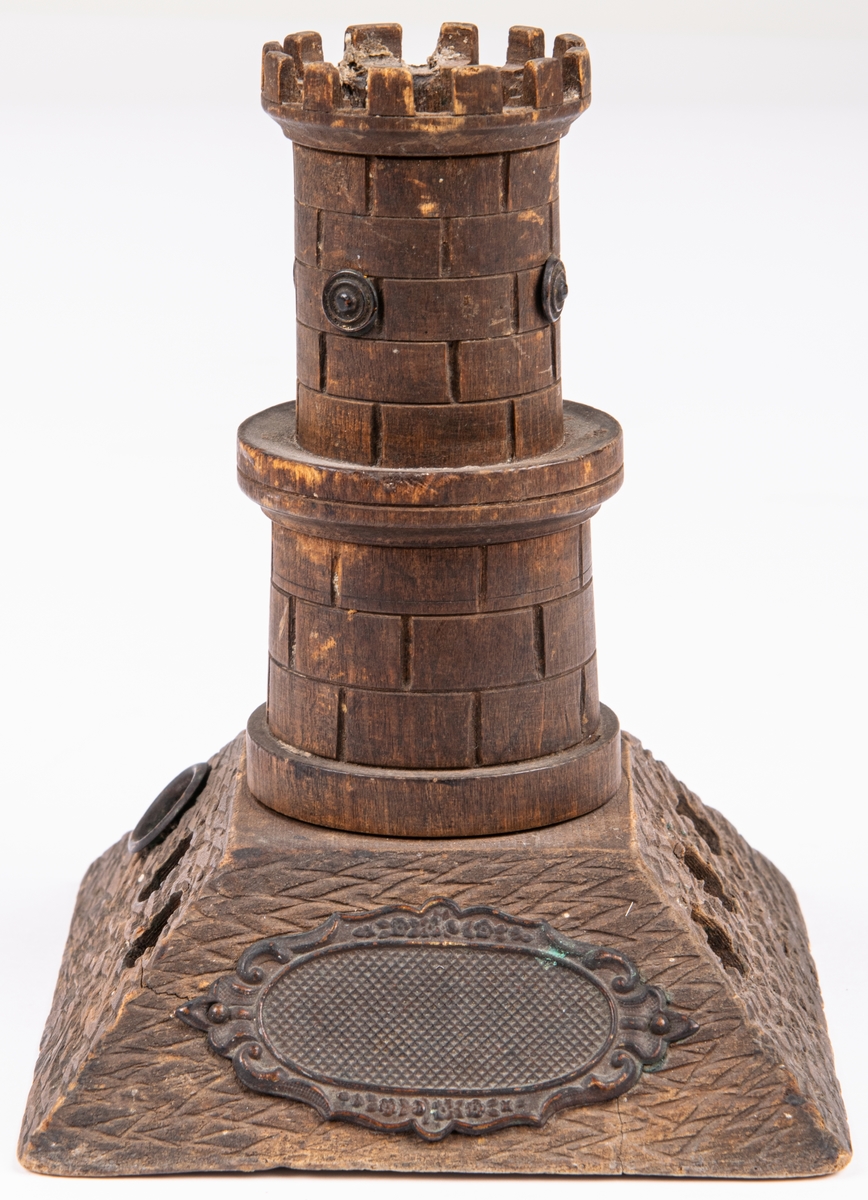 Cigarr- och tändsticksställ, av trä, i form av ett torn med tinnar, en fyrsidig platta som fot.