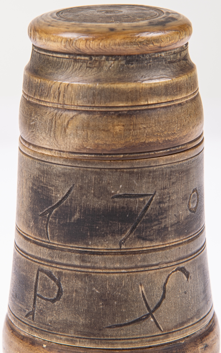 Bläckhorn. Horn. Märkt 1704 samt bomärken HPS. Cylindrisk form. Nederdelen utgör sanddosa. Med skruvlock.