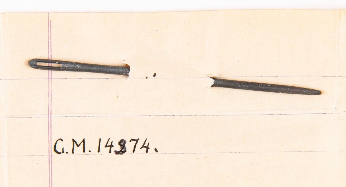 Stoppnål inklusive lapp skriven av ursprungliga ägaren:
"Juli 1876.
Innehåller en Stopp-nål som hittades uti askan efter branden på tomten därhemma, på det ställe der sybordet stod uti salen."