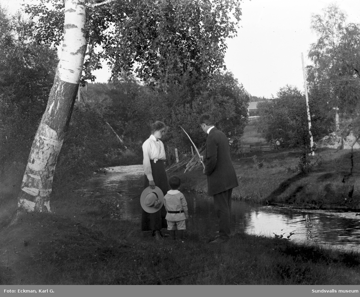 Fotograf Karl G Eckman och hans fru Hildur, samt ett av barnen, metar i Kvarnån. Där fanns och finns fortfarande bäcköring. Ur fotograf Karl Eckmans samling.