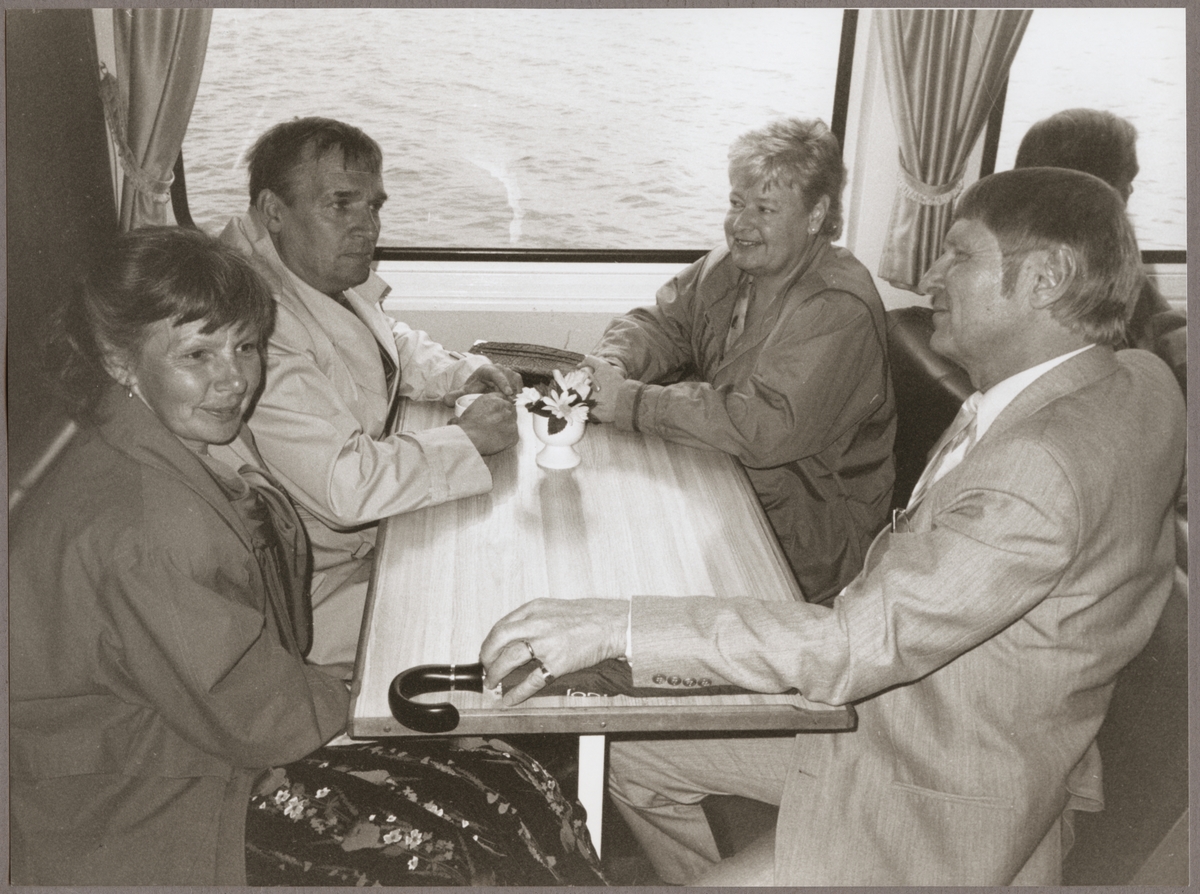 Lars Råstock och Maria Ahlbiin till höger i bild och till vänster: Tore Ahlbiin med fru Råstock till sällskap på fartyget "Svea Lejon" på Trafikaktiebolaget Grängesberg - Oxelösunds Järnvägar, TGOJ-dagen den 31 maj 1991.