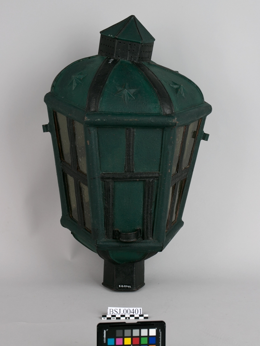 Akterlanterne av jern med 2 lysholdere, fra siste halvdel av 
1700-tallet benyttet ombord på seilskip. Liten luke på bakside som kan tas opp for innsettelse av lys.