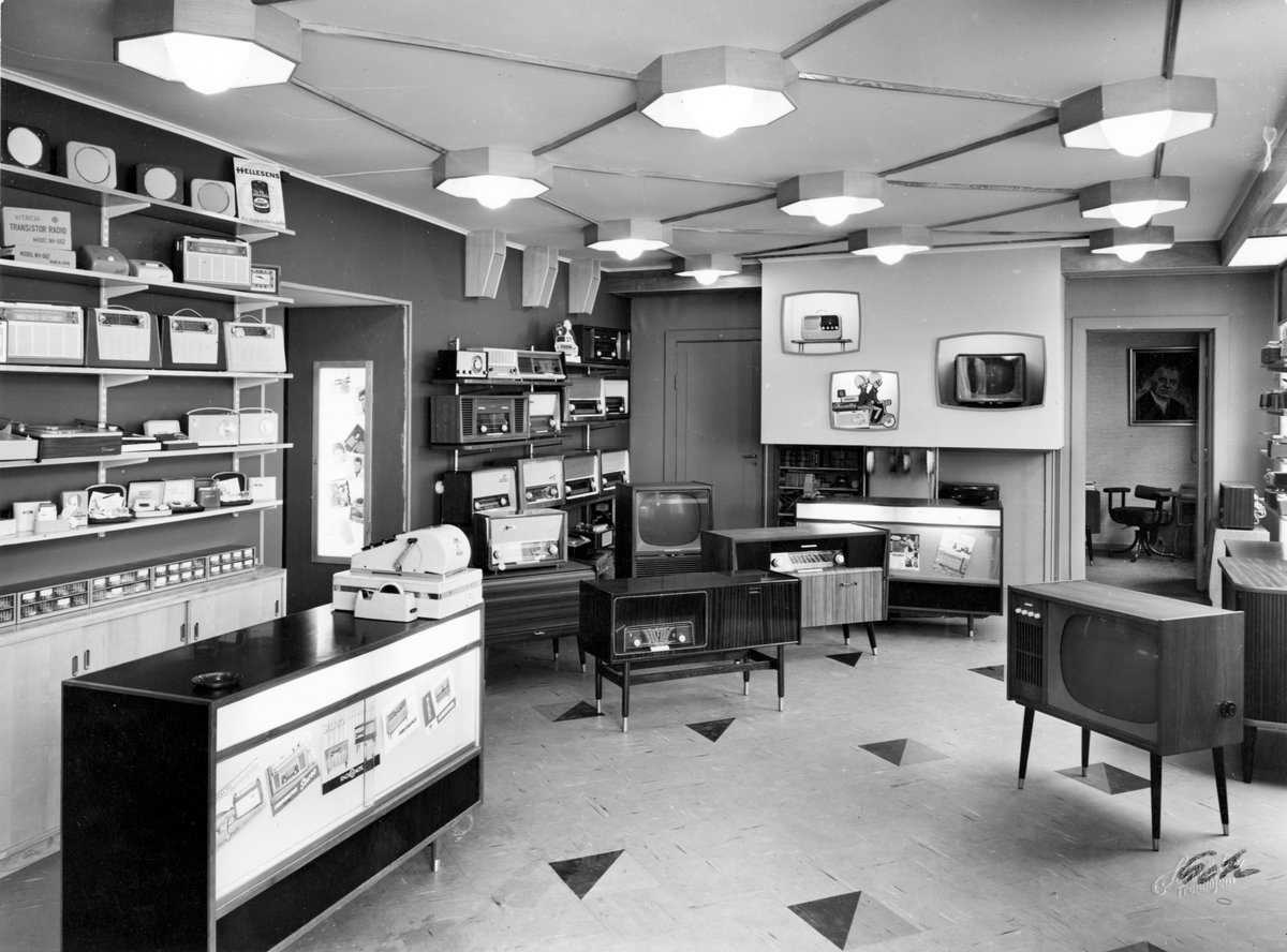 Fra Olaf T. Ranum's musikkhandel. Radio og TV- avdelingen cirka 1959.