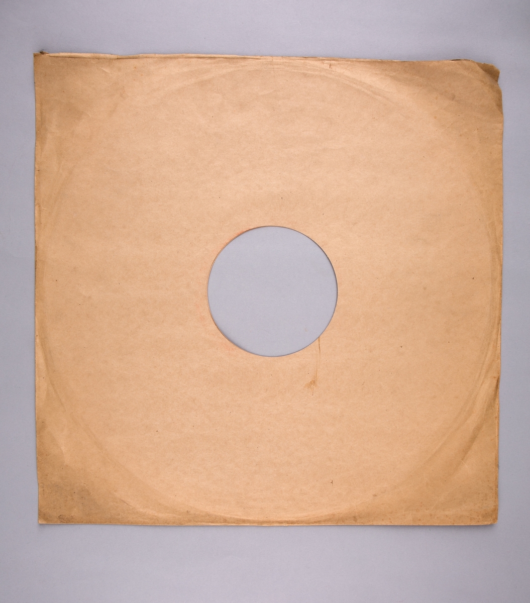 Grammofonplatesamling. LP-plate med tittel "Armed Forces Radio Service" utgitt av War and Navy Departements. Plate i svart vinyl spilles på platespiller med 33 1/3 omdreininger i minuttet (33-plate). I plateomslag.
