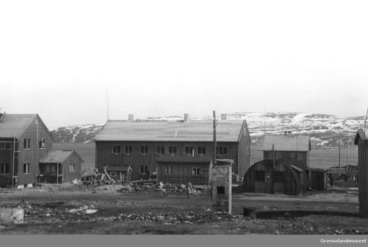 Kirkenes under gjenreisninga etter krigen, mai 1948. Sør-Varanger kommunes nye bygg på Haganes. Benyttes til kommunale kontorer.