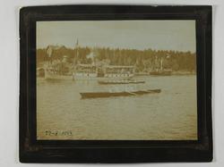 Regatta ved Holtekilen søndag 27. august 1893. Dampbåt med t