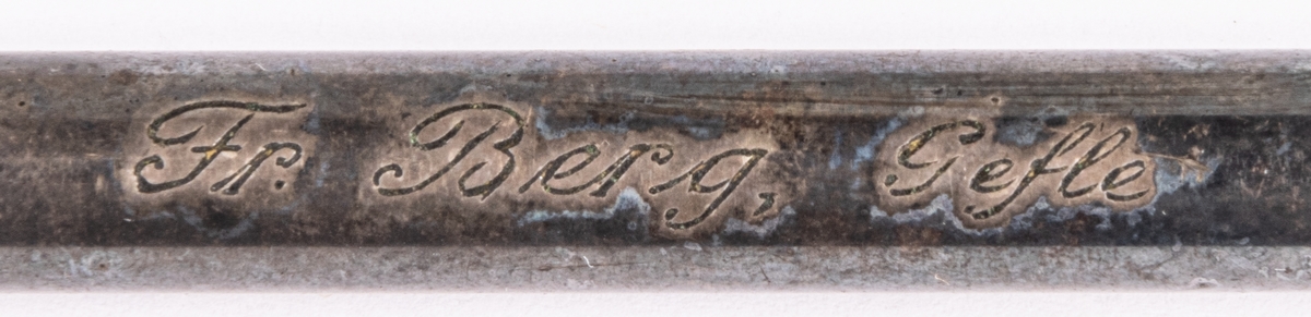 Penna för blyertsstift. Försilvrad. Dekor överst: Band med "drakslinga".
Märkt "WAHL EVERSHARP Silver plateo made in USA" och "Fr. Berg. Gefle."
Innehåller blyertsstift. 1:13cm.