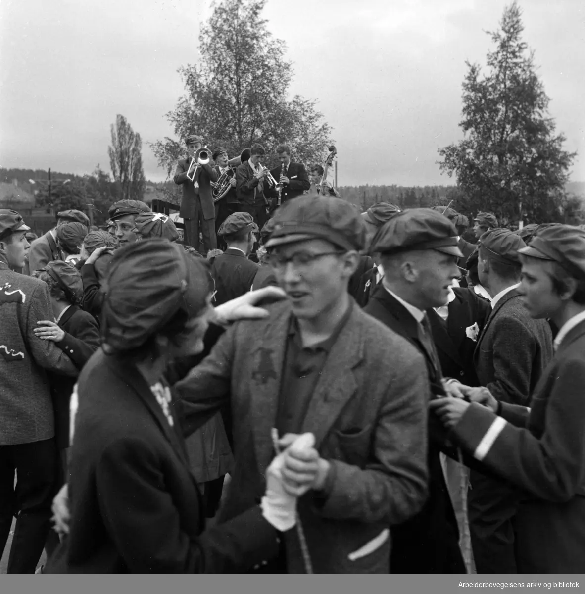 Russefeiring. Rødrussen arrangerer "morgendans" i krysset ved Ullevål Stadion. 17. mai 1959.