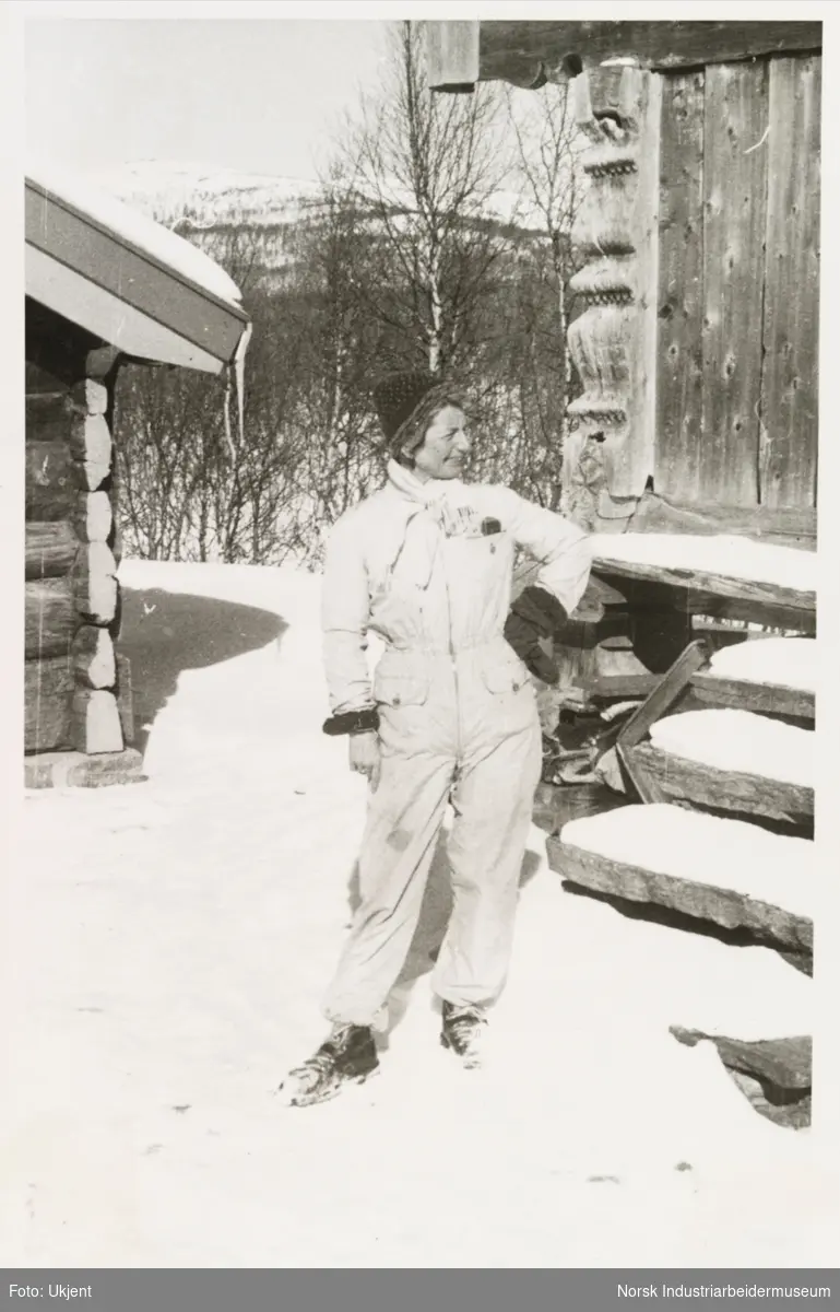 Karen Marie Meyer i heldress ute i snøen foran Ellefstjønnburet på Sundet, Møsstrond