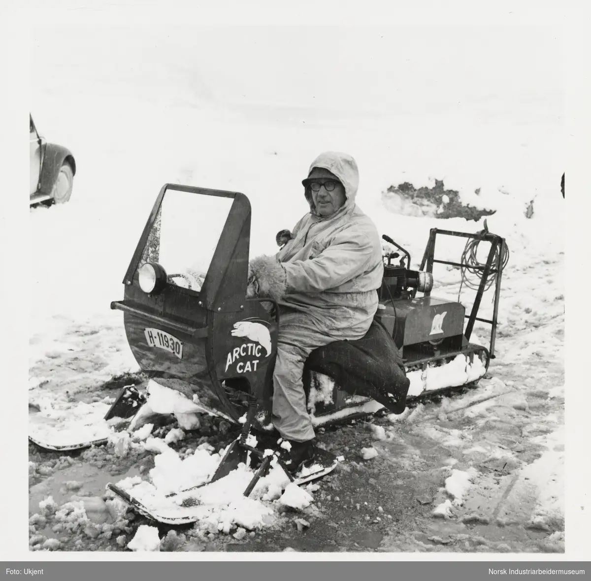 James Coward sittende på snøskuter av merken Arctic cat. Påsken 1965