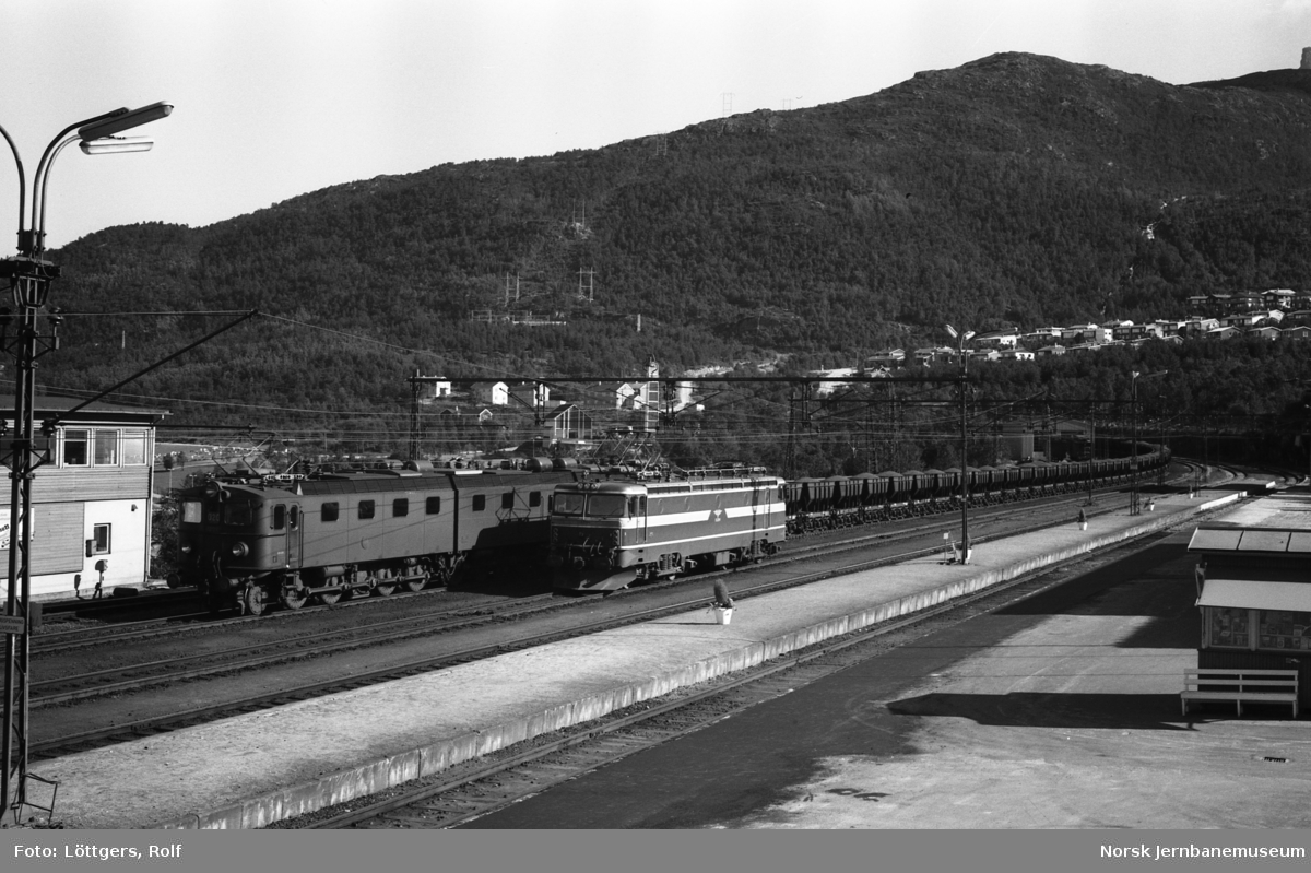 Elektrisk lokomotiv El 15 2194 (til høyre) og elektrisk lokomotiv Dm + Dm3 + Dm med malmtog på Narvik stasjon.