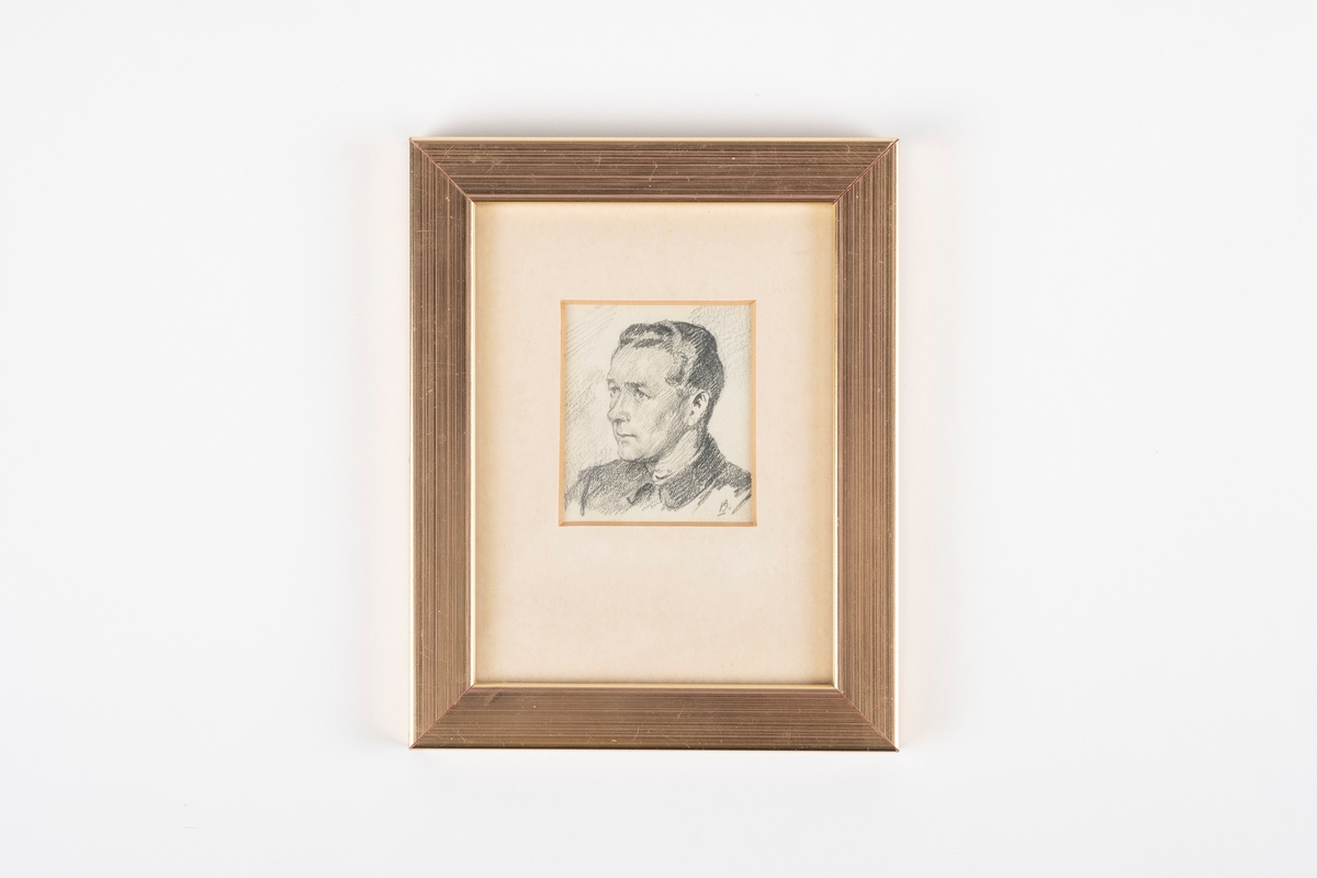 Et portrett av en mann i en gullfarget treramme med glass. Portrettet er skissert med blyant. På baksiden er det ståltråd for oppheng.
