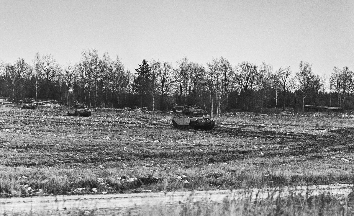Stridsvagnspluton framrycker på norra fältet, förmodligen vid Lundberga. Pbv 302 på sjövägen söderut.
Nio bilder från kompani- eller bataljonsövning vintern 1974.