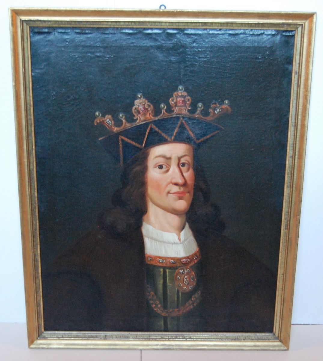 Olje på lerret, forgylt profilert ramme, portrett av kong Hans.