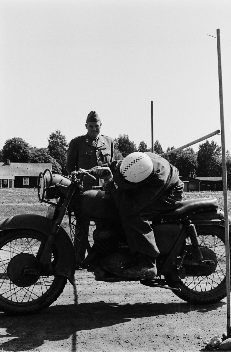 "Välutbildade motorcykelpojkar gav examensuppvisning", Uppsala 1963