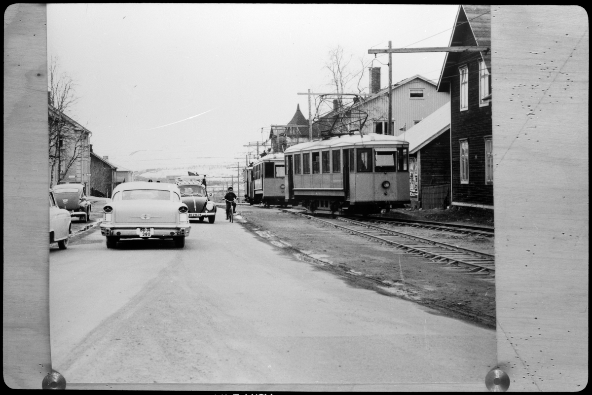 Luossavaara-Kiirunavaara Aktiebolag, LKAB spårvagnar vid mötespåret på Adolf Hedins väg i Kiruna. Det är sista turen för de tre vagnarna då spårvägen lades ner den 29 maj 1958.