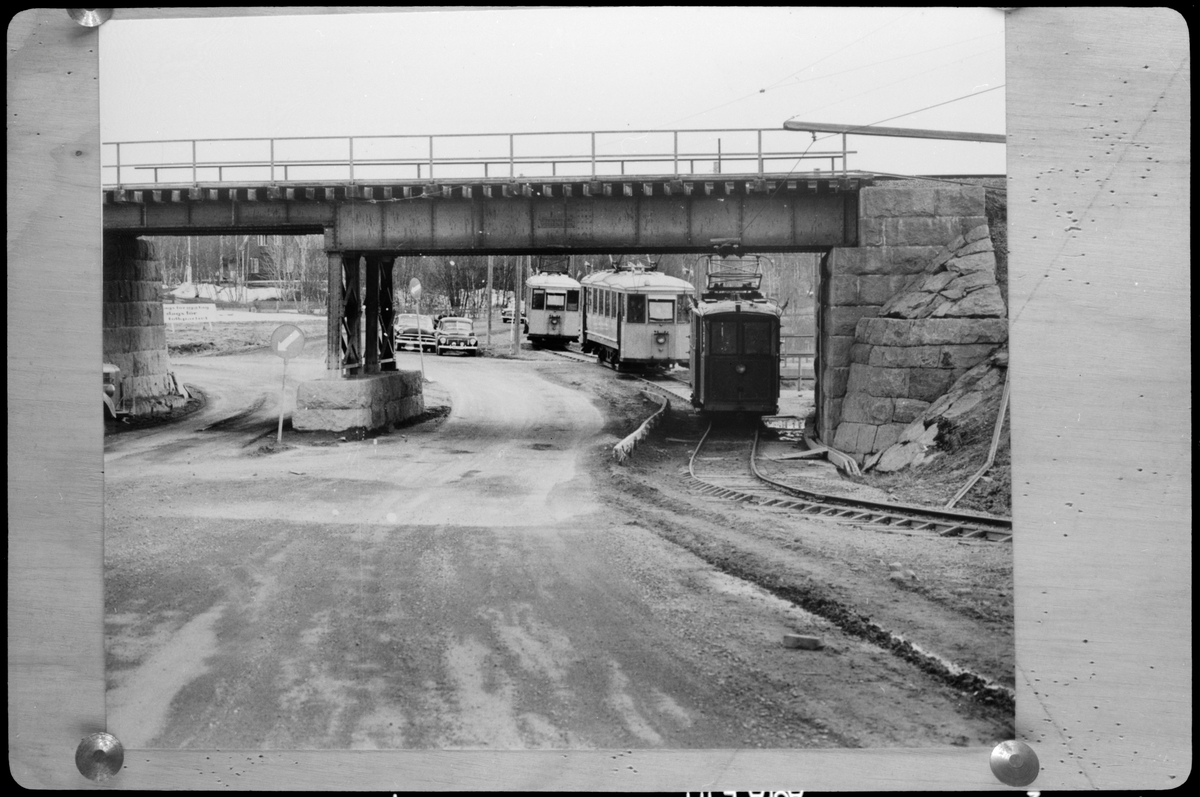 Vid järnvägsunderfarten sedd från väster ses tre Luossavaara-Kiirunavaara Aktiebolag, LKAB spårvagnar som är på spåret för sista gången den 29 maj 1958 då spårvägen lades ner.