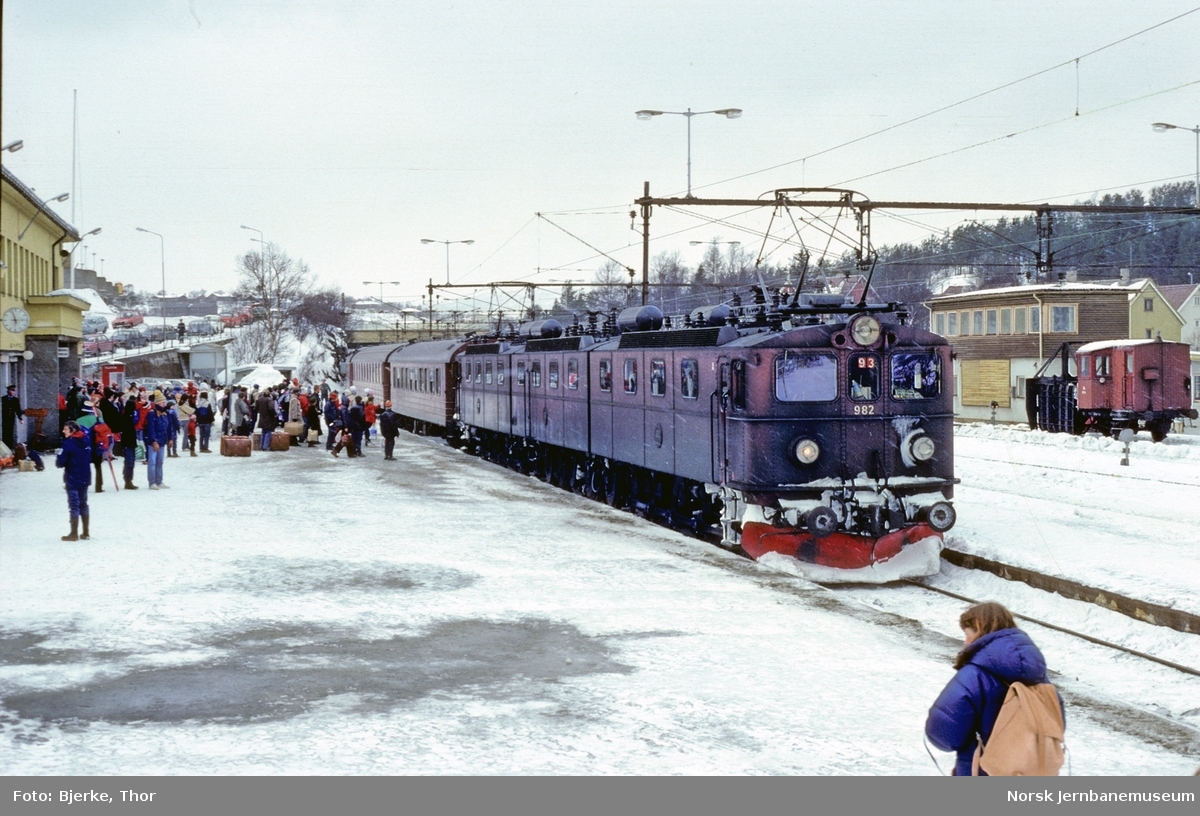 Svensk elektrisk lokomotiv Dm3 982-983-984 foran ekspresstog 93 "Nordpilen" til Stockholm på Narvik stasjon