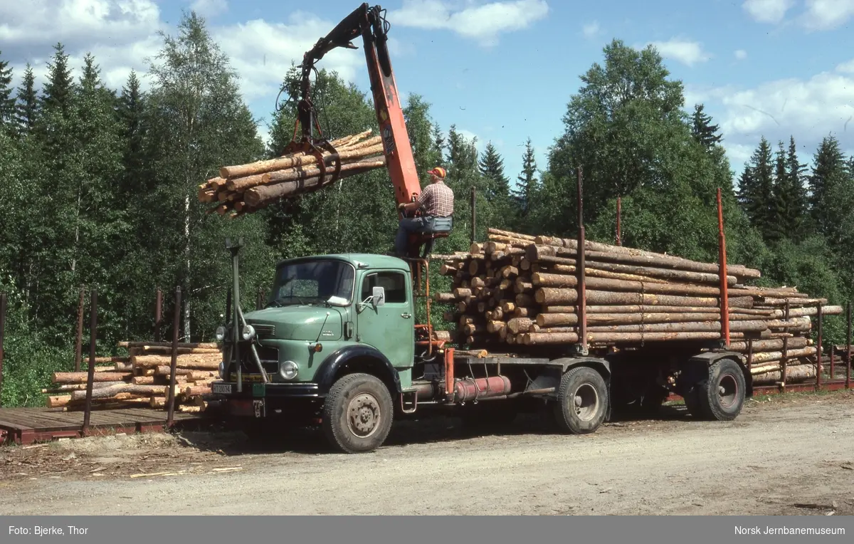 Lasting av tømmervogner fra tømmerbil på Veggli stasjon - bil Mercedes Benz 1519 reg.nr. KT21074