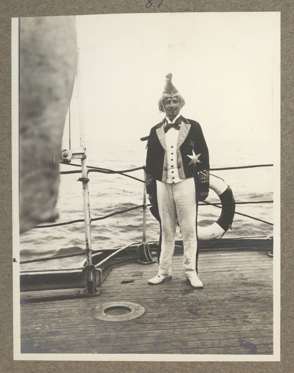 Bilden visar en utklädd sjöman under linjedopet ombord på Fylgia.