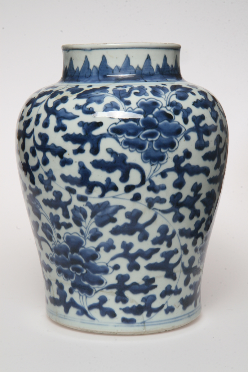 Porselen, mørkeblå blomsterranker på lyseblå bunn. Samme som AS.310599-AS.310600. Restaurert (sprekker).