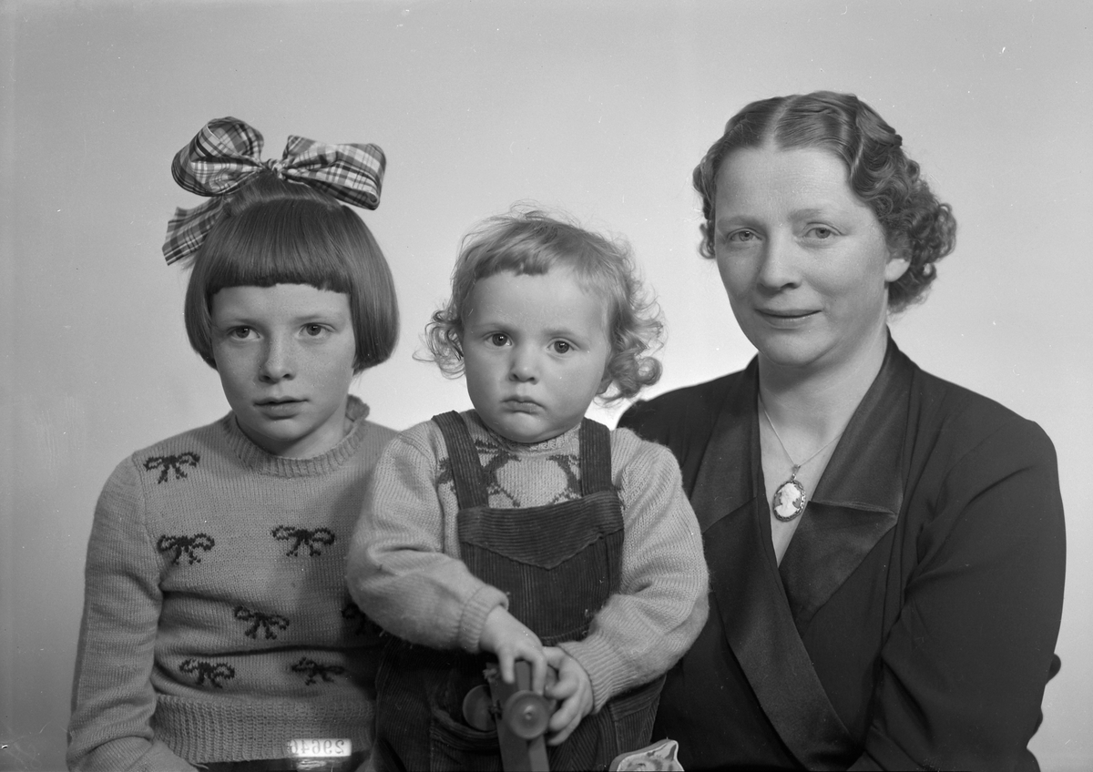 Eva Lilland med barna Anne og Eirik
