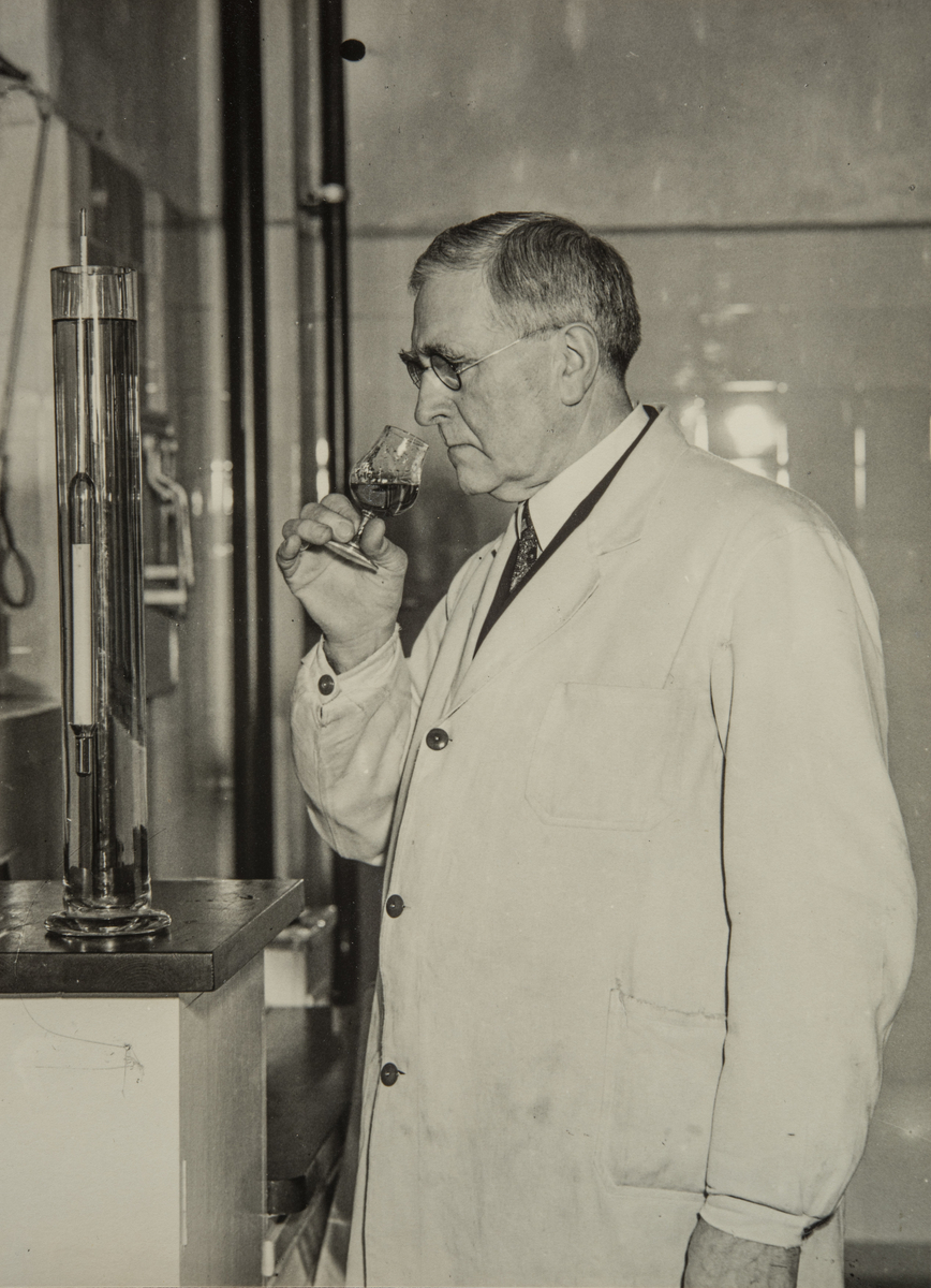 Destillatør M. Magnussen. 

Magnussen var destillatør på Oplandske Spritfabrik i Oslo. Fra 1923 var han destillatør i Vinmonopolet på Hasle. 
