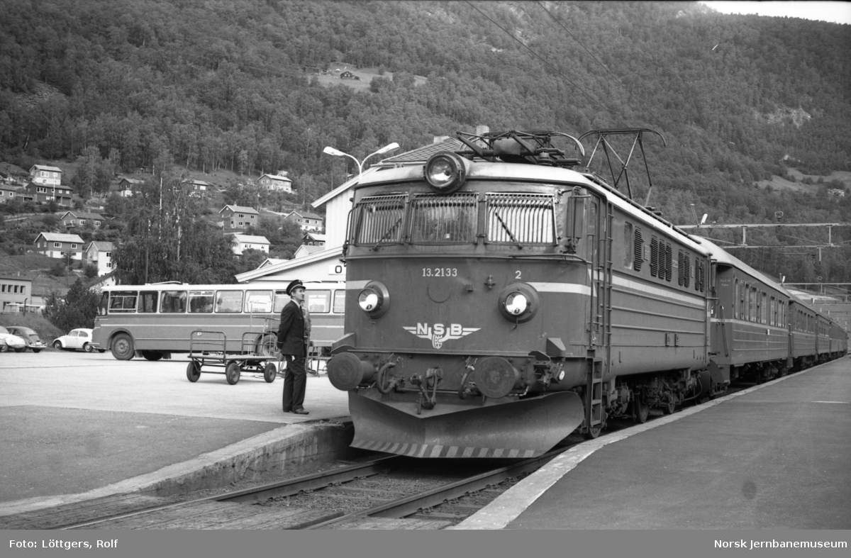 Elektrisk lokomotiv El 13 2133 med hurtigtog 308 til Oslo Ø på Otta stasjon.
