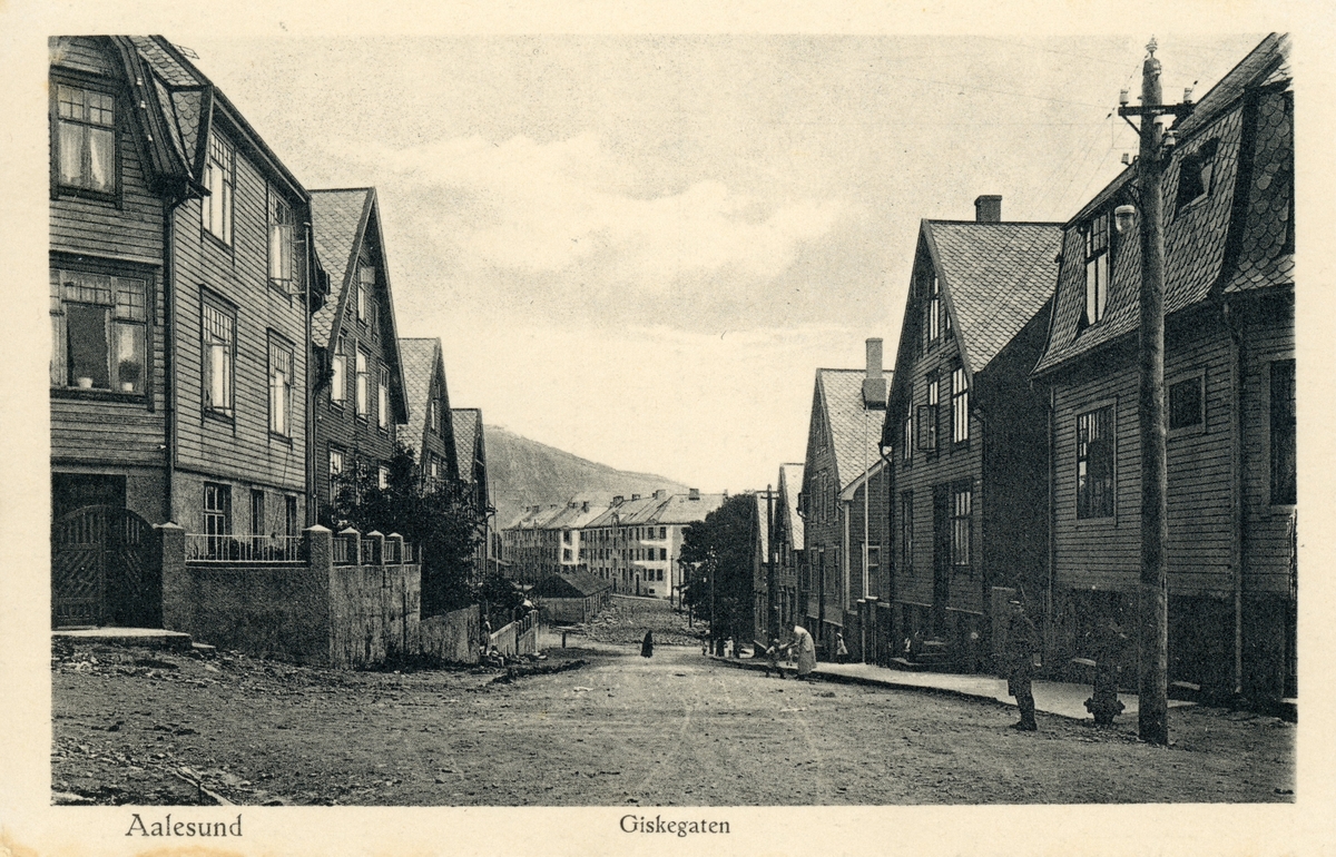 Motiv av gatemiljøet i Giskegata, Ålesund. En del av byen som stod igjen etter bybrannen 1904.