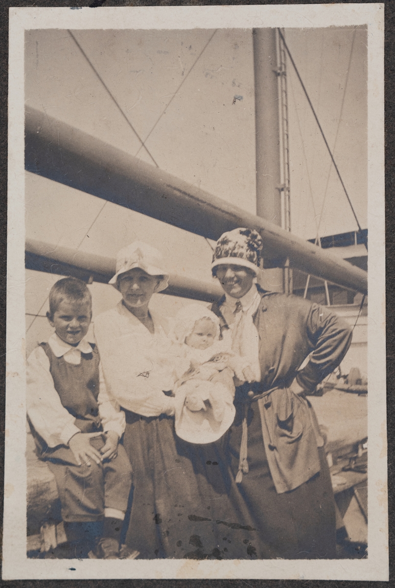 Gösta Grundberg och två kvinnor samt en bebis ute på däck.
Bildtext: "Mera familjeliv."