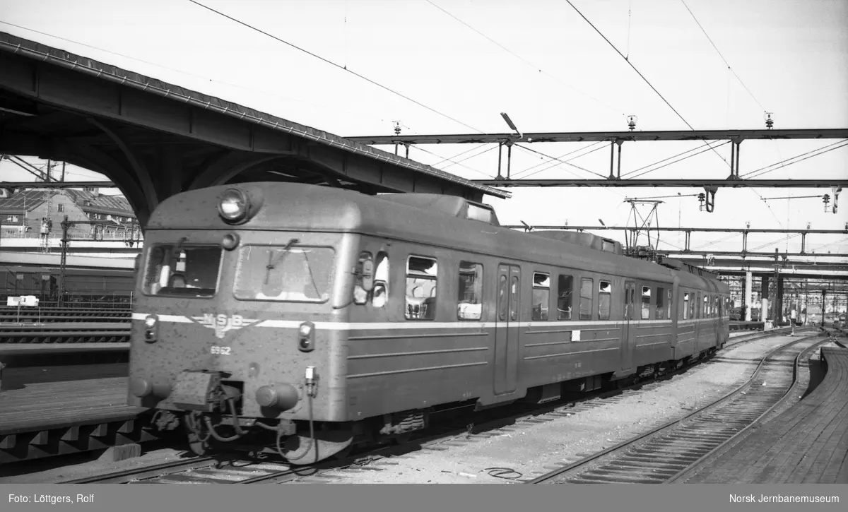 Elektrisk motorvognsett type 69A med lokaltog på Oslo Østbanestasjon ...