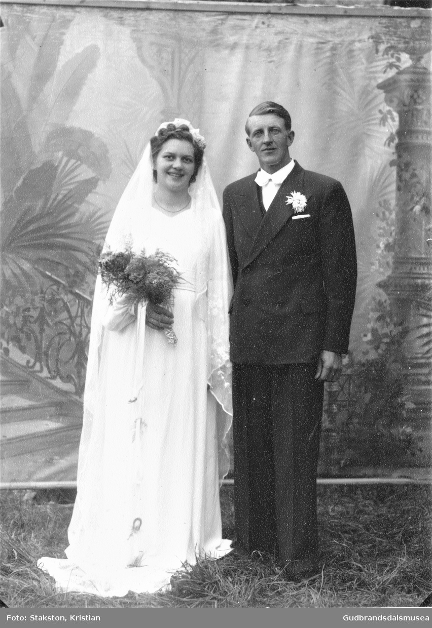 Brudeparet Gunnar Vole ()f. 1914) og Ragnhild Vole (f. Ophaug 1927)
