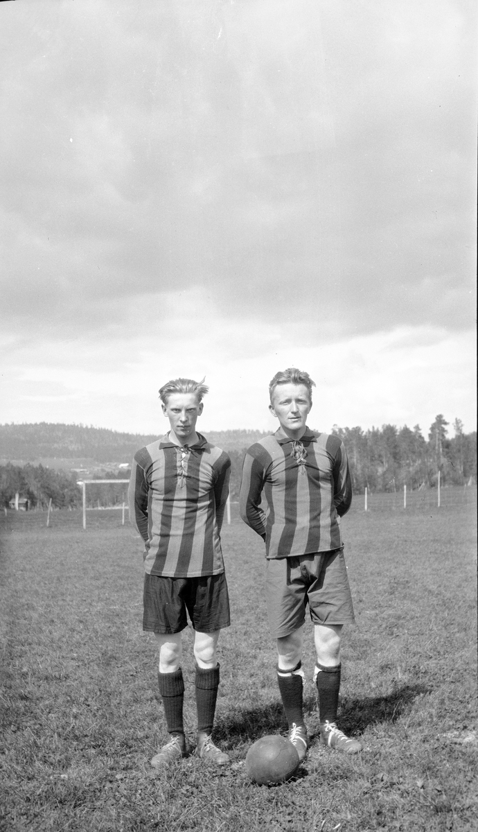 To fotballspillere - Sverre Kirkbakk og Jens Riise