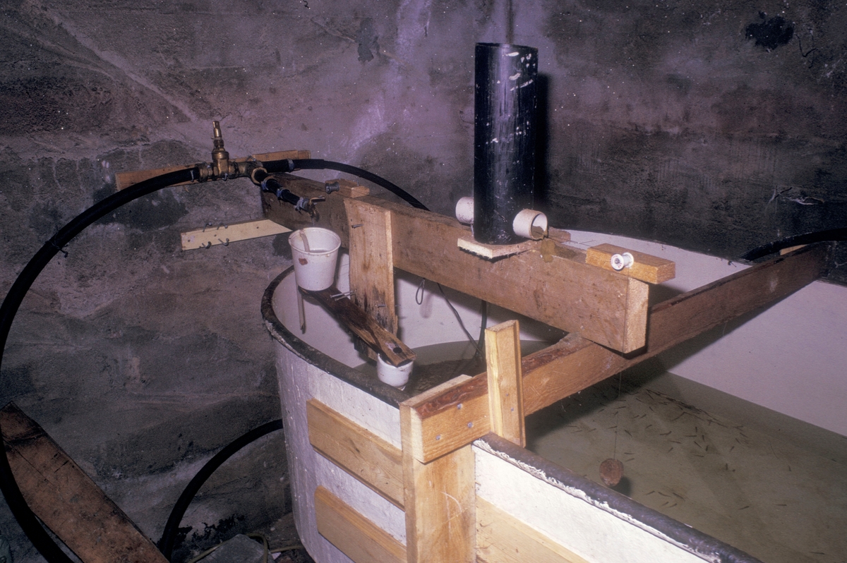 Flakstadvåg, 1976 : Karet inneholder lakseyngel og montert på toppen ser vi en hjemmelaget fôrautomat.