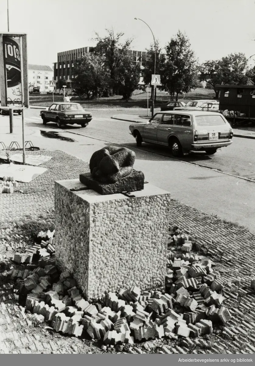 Manglerud. Mens den større skulpturen har vært til reparasjon etter hærverket, har en liten bjørne-skulptur i sommer vært plassert på sokkelen i Plogveien. 1979