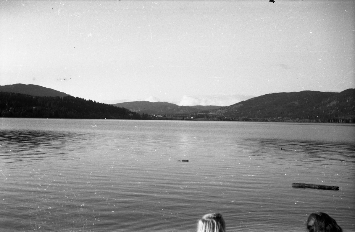 Avfotografert bilde med utsikt over en innsjø. Stedet er ikke identifisert.