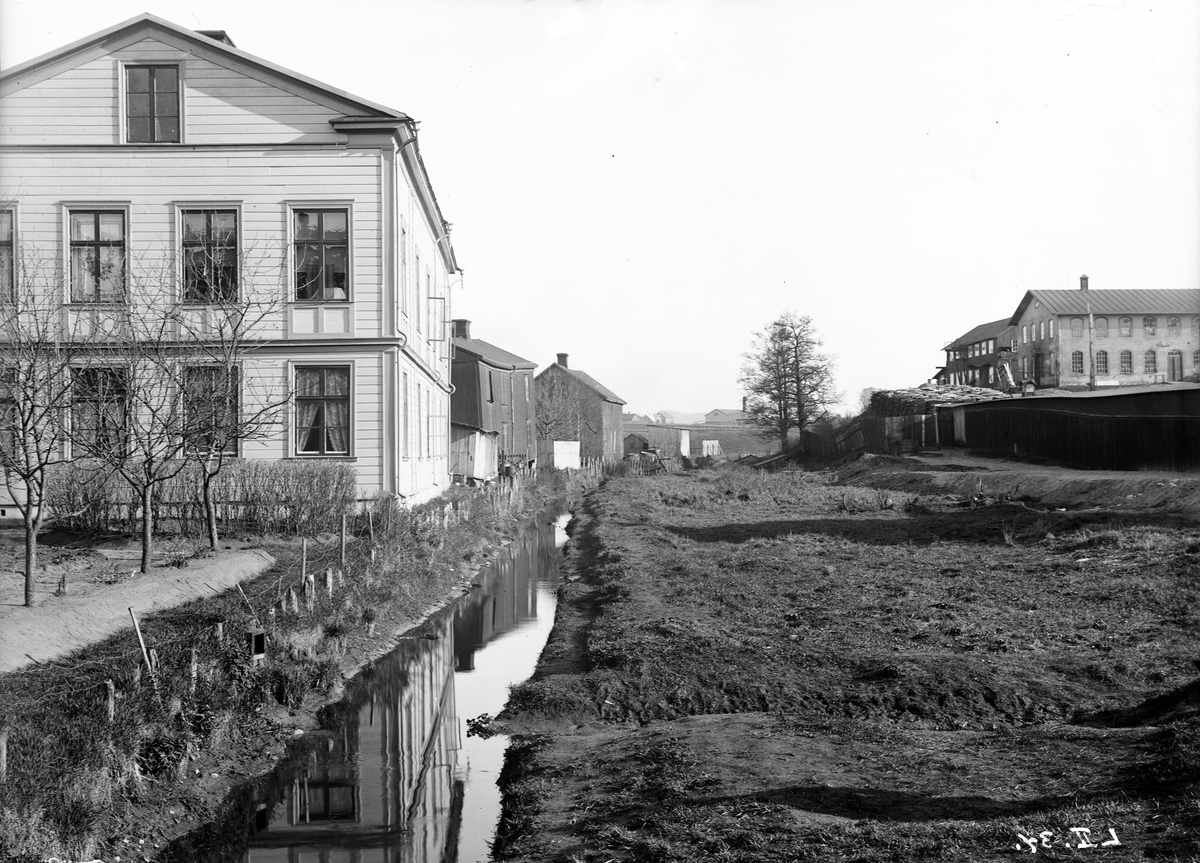 Junebäcken åt söder från Junebro i Jönköping. Bilden är tagen ungefär i nuvarande korsningen mellan Myntgatan och Kristinedalsgatan. Till höger ligger byggnader som tillhörde Junebro Askfabrik. Bostadshuset till vänster hette Junedal.
