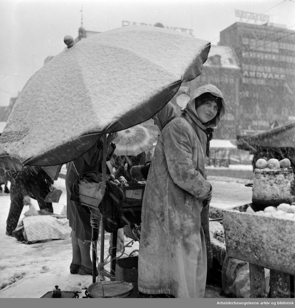 Den første snøen faller. Salgsbodene på Youngstorget. Torgkoner. 02.11.1960.