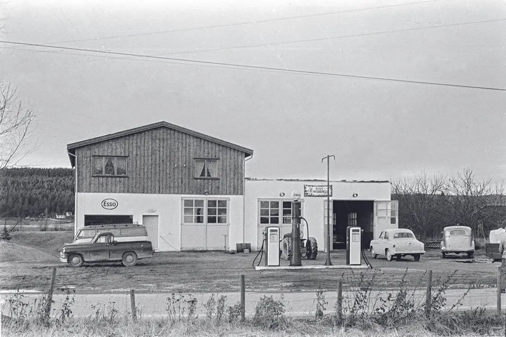 Bensinstasjon på Gjerdrum, 1950-1952. Foto: MiA.