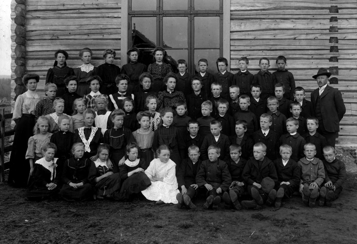 Torgerstuen skole ca.1910. Elever og lærere: Anne Mellum t.v. og O.H ...