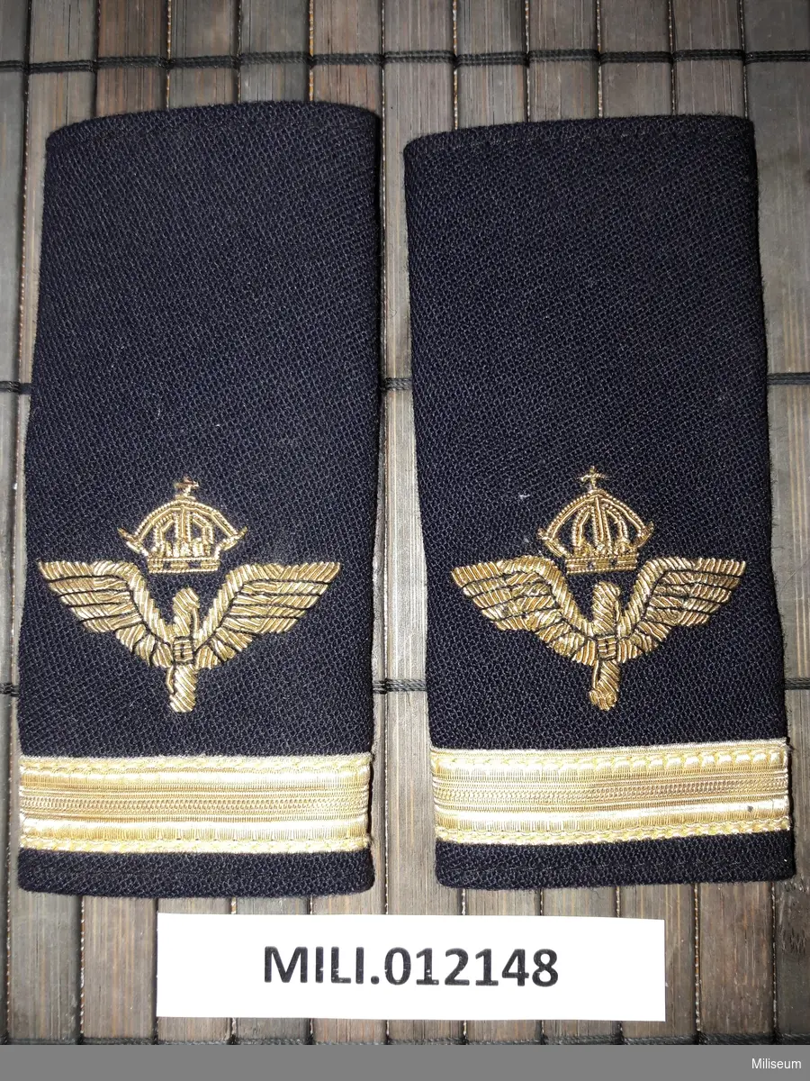 Axelklaffshylsor m/1987 för fänrik i flygvapnet.