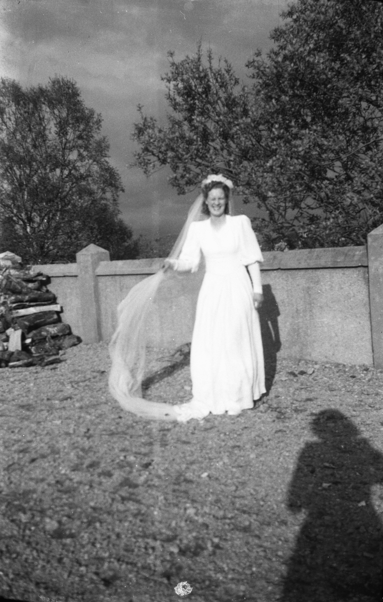 Portrettfotografi av ei kvinne i brudedrakt.