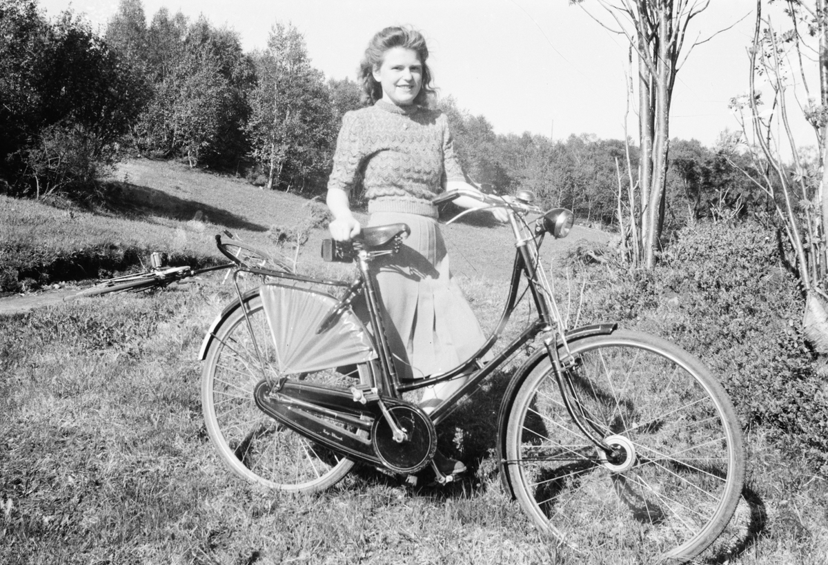 Portrettfotografi av ei kvinne med sykkel.