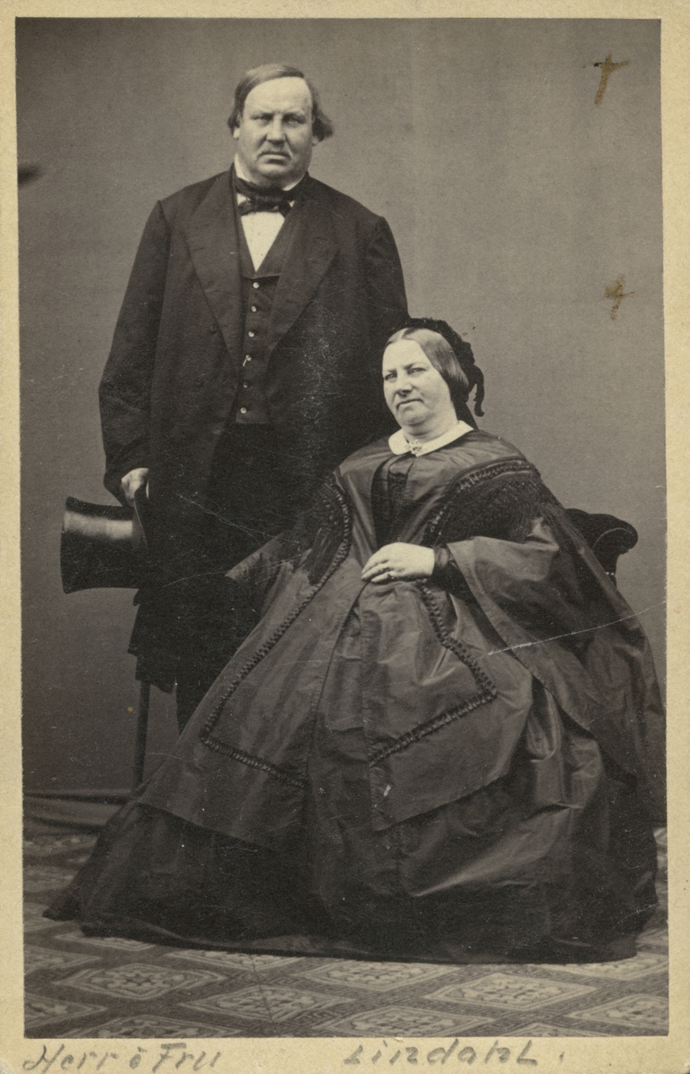 Carl Fredrik Lindahl med sin fru Anna Christina, mor till professor ...