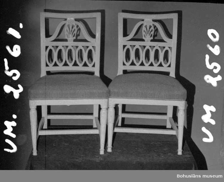 Denna stol är identisk med UM002560.
Stol i gustavianskt utförande. Tillverkad i Lindome. Redan vid tillverkning sattes klossar in under sargen; dessa är pluggade. Alltså originalklossar i detta fall (uppgift från Birgitta Maritinus, Mölndals stadsmuseum i september 2008).
Litteratur:
Antik & Auktion 10/2012. Artikel "Arvet från Lindome", Christina Linderoth-Olson.
Martinius, Birgitta. Stolar från Lindome1740 - 1850. Ica Bokförlag 2012.

Ur handskrivna katalogen 1957-1958:
Stol i gustaviansk stil
H. 83,5; sitsens mått: 41 x 47,5; som föreg. Hel.

Personuppgifter: Se UM002555.

Lappkatalog: 82

Se foton från Zachaus hem i Uddevalla, UMFA54602:1 - 15.